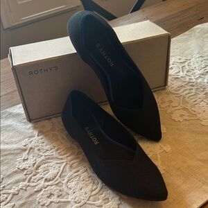 Rothy's Women's Black flats. The pointed toe style. Sz 8-8.5.Excellent condition